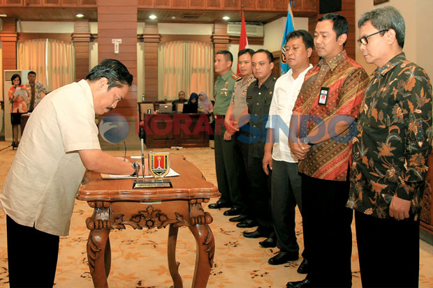 Terima Gratifikasi,...