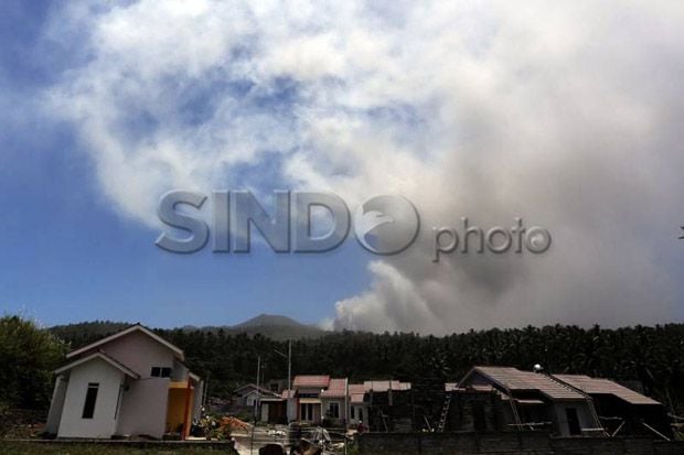 Gunung Lokon Berpotensi...