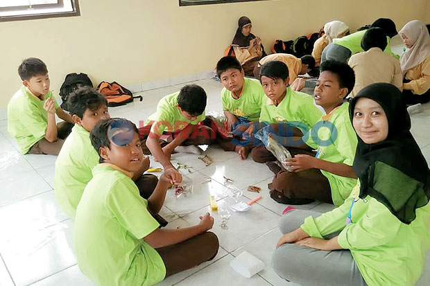 Ajari Anak Autis Kerajinan...