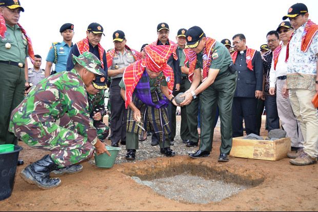 TNI Bangun Gereja di...