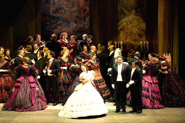 Traviata, Diplomasi...