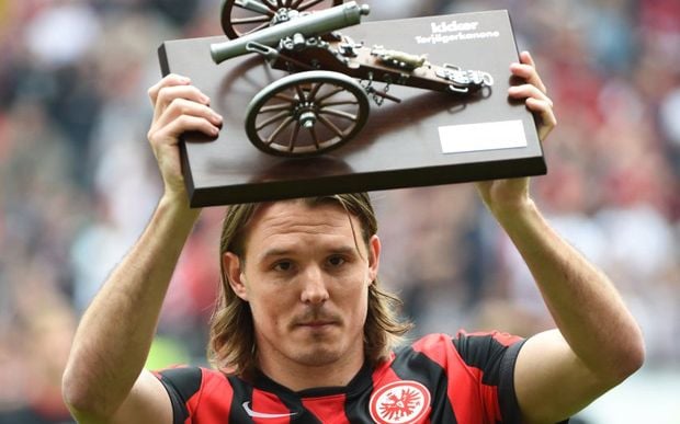 Lewandowski Serahkan...