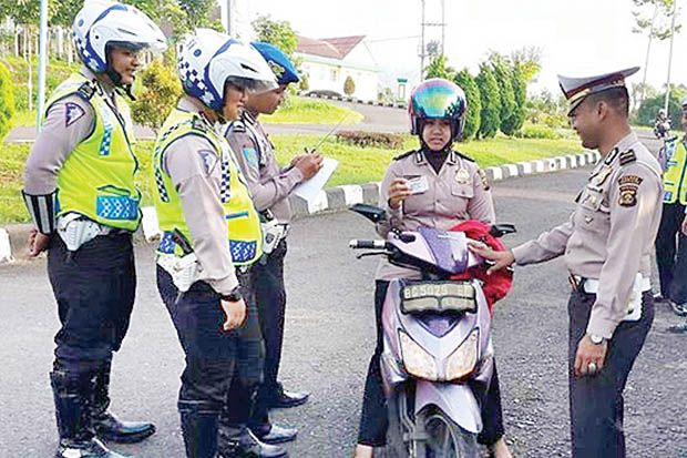 Belasan Anggota Polres...