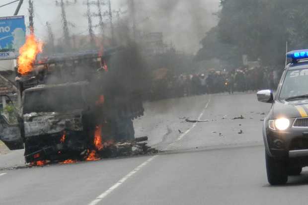 Mobil Boks Sepatu Terbakar,...