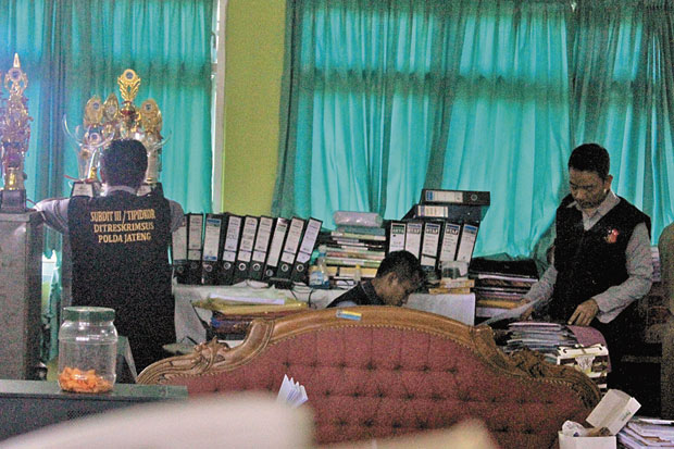 Polisi Geledah Kantor...