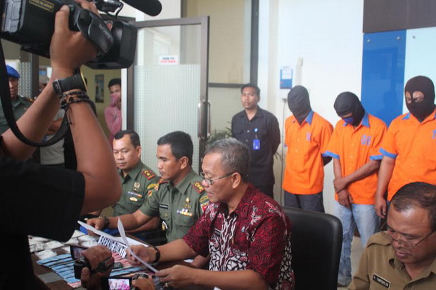 Oknum PNS dan Mahasiswa...