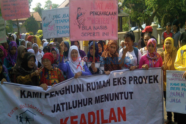 Ratusan Lansia Kepung...