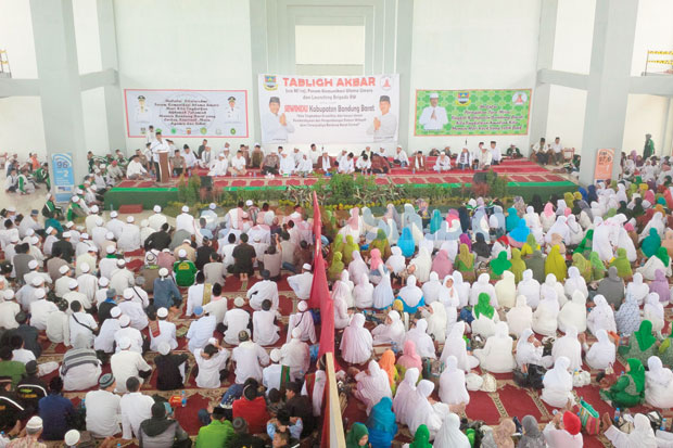 Ribuan Jamaah Padati...