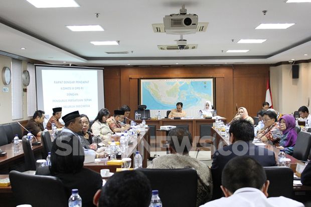 Senator Senayan Minta...