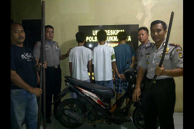 Keroyok Pengendara Motor,...