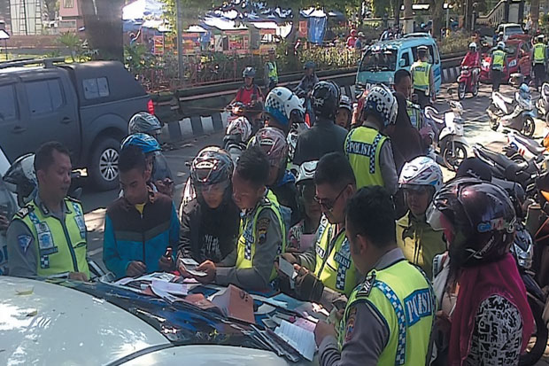 Puluhan Pengendara Motor...