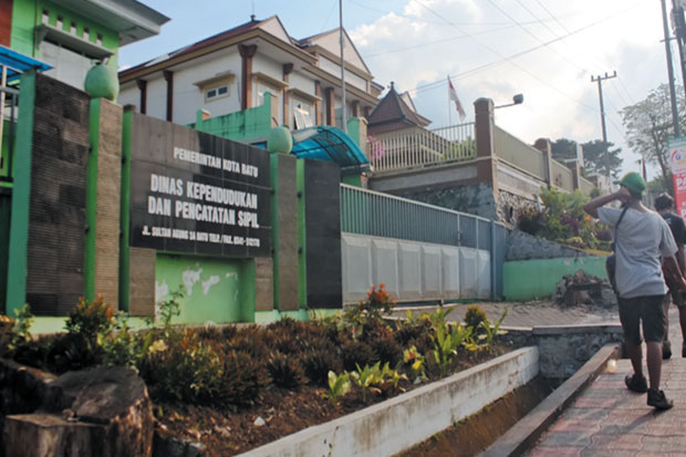 Ditinggal Studi Banding,...