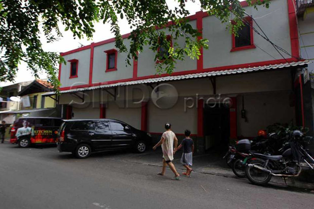 Berdiri di atas Jalur...