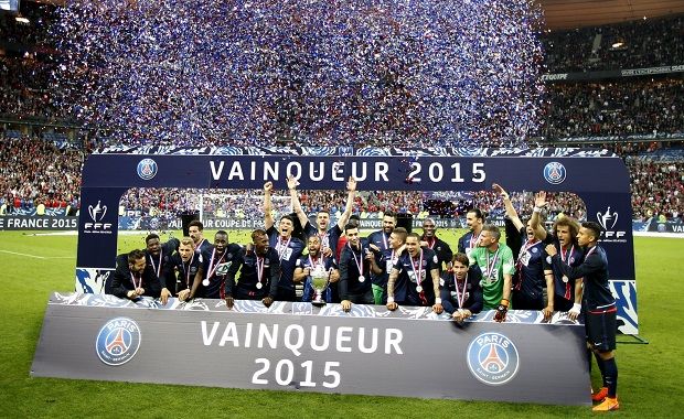 PSG Menangkan Trofi...