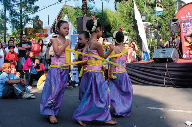 Tampilkan Seni Tradisional...
