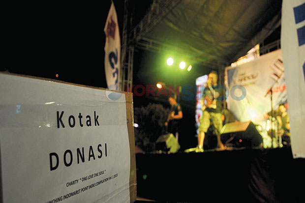 Kumpulkan Uang, Beras,...