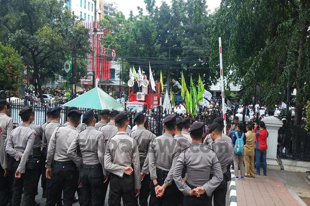 Ratusan Orang Minta...