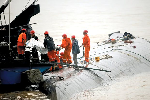 Kapal Terbalik, Ratusan...