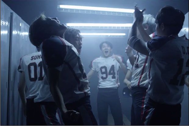 EXO Tampil Galau di...