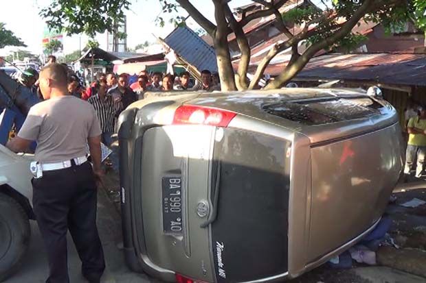 Mobil Tabrak Warung,...