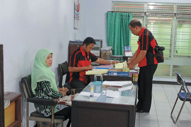 Polisi Geledah Kantor...