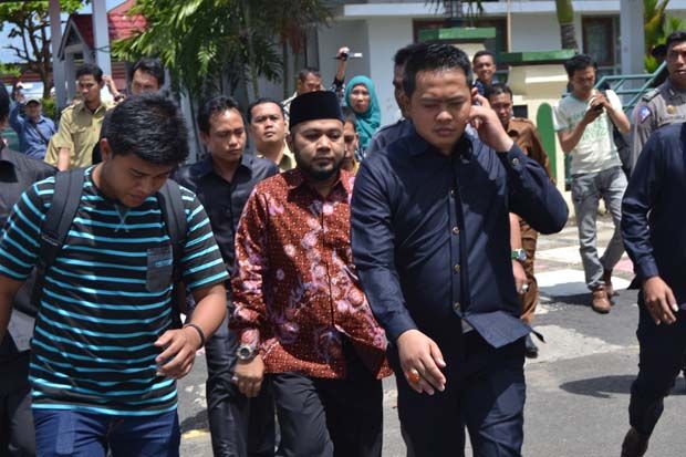 Menyerah, Wali Kota...