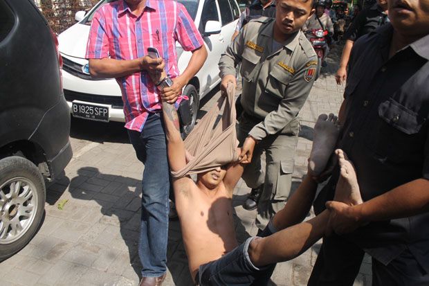 Razia Kos Mewah, 6 Orang...