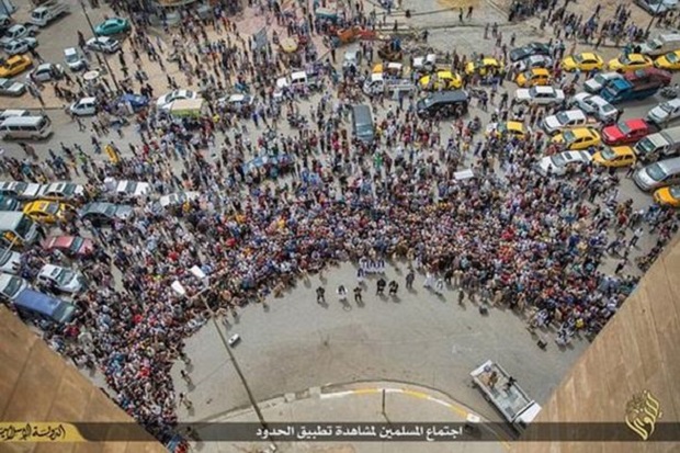 ISIS Lempar Tiga Pria...
