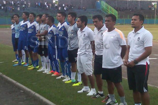Kalah di Kandang, Laskar...