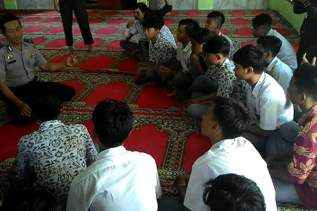 Tawuran di Depan Markas...