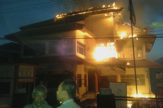 Kantor PLN Pandaan Terbakar
