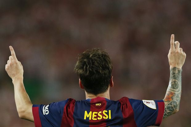 Messi Pakai Sepatu Spesial...