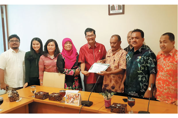 Komisi E Serahkan Ijazah...