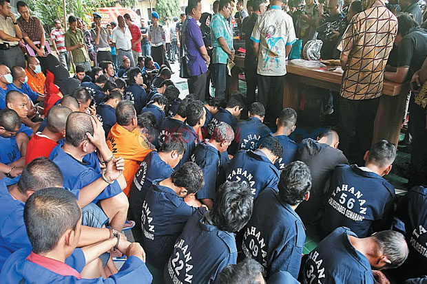 300 Tersangka Ditangkap...
