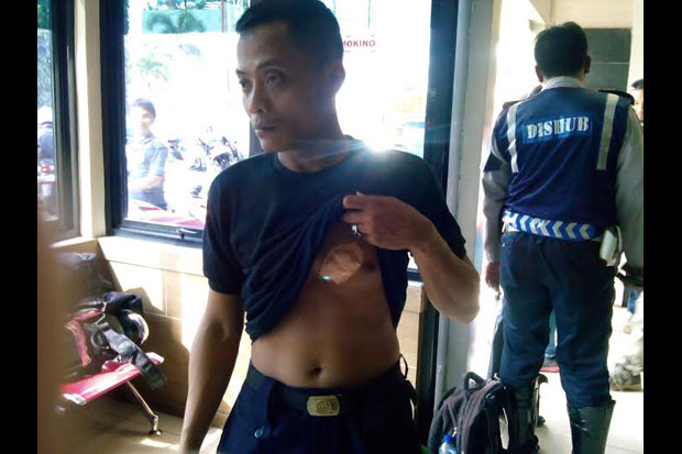 Ngatur Lalin, Petugas...