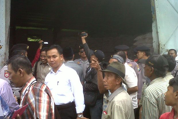 Segel Gudang Pupuk Dibuka...