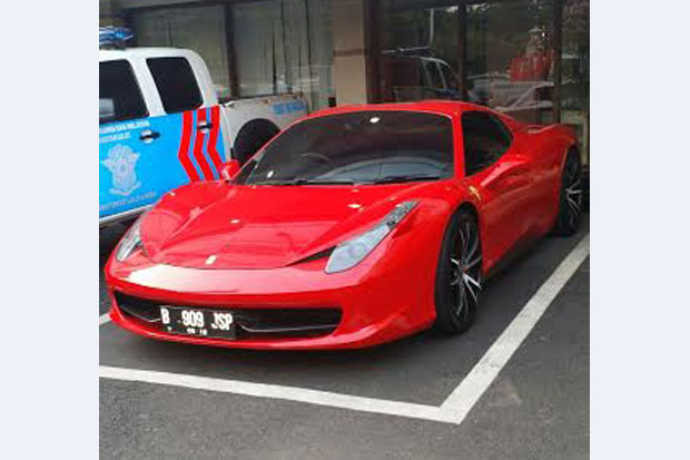Mobil Mewah Tak Dilengkapi...