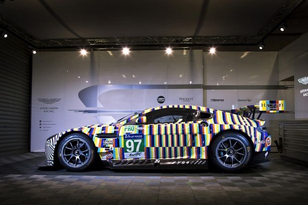 Mobil Balap Aston Martin...