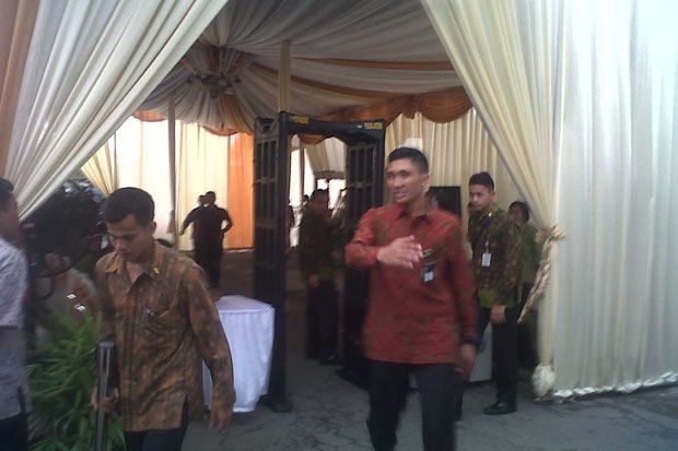 Hujan Deras Jelang Pemasangan...