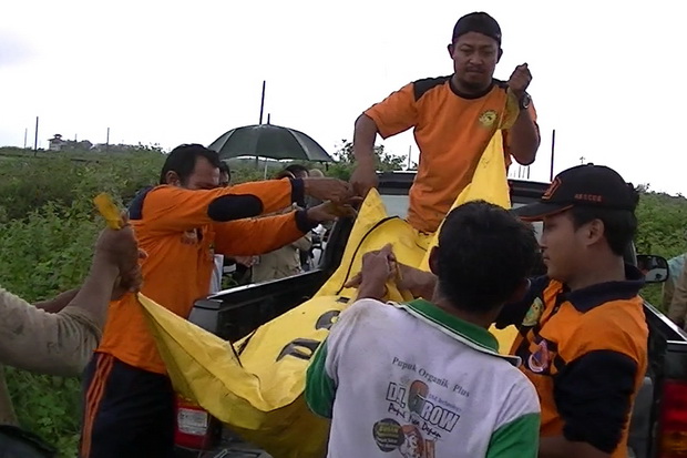 Polisi Kantongi Identitas...