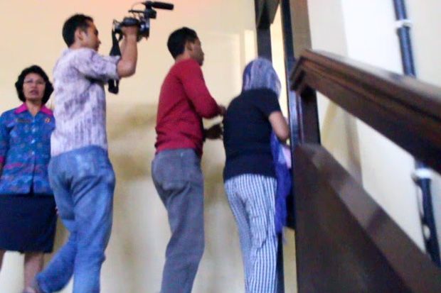 Ibu dan Kakak Angkat...