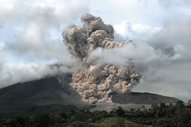 Sinabung Luncurkan Awan...