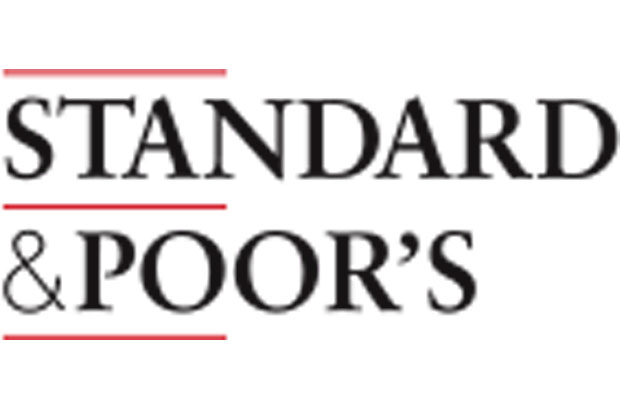 S&P Pangkas Outlook...