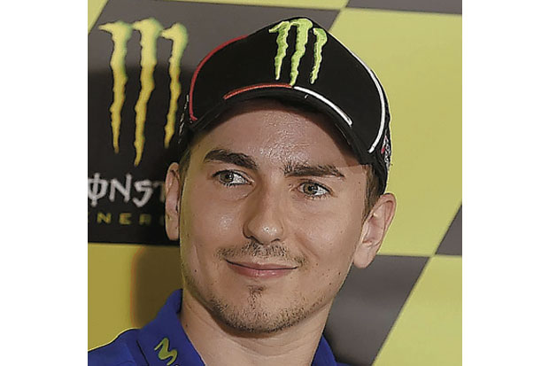 Lorenzo Menang Empat...