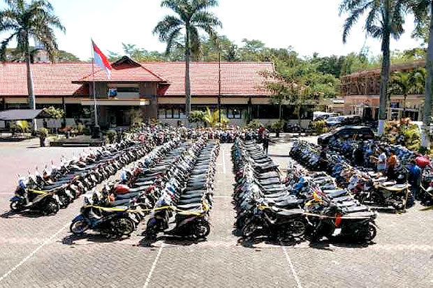 Polisi Amankan Ratusan...