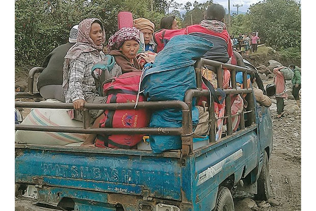 Warga Lingkar Sinabung...