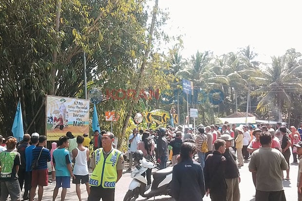 PPLP Pasang Baliho Tolak...