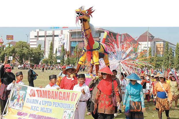 Ribuan Peserta Pawai...