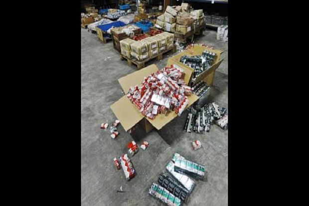 Selundupkan Rokok, Seorang...