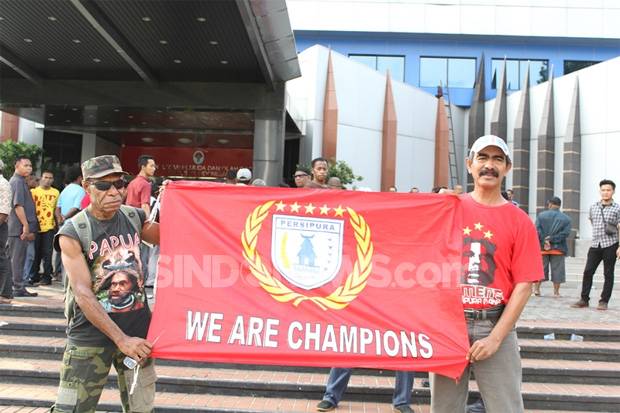 Fans Persipura Tuntut...